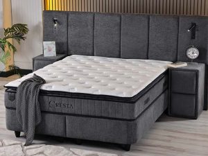 Cresta boxspring in antracietgrijze chenillestof met breed hoofdbord en leeslampen
