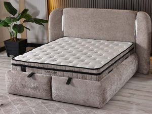 Granada boxspring in taupe chenillestof met gebogen hoofdbord en ledverlichting