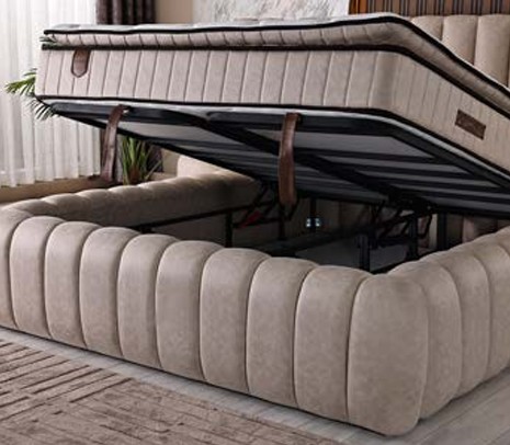 Noble boxspring met opengeklapte bodem en ruime opbergruimte met leren treklussen
