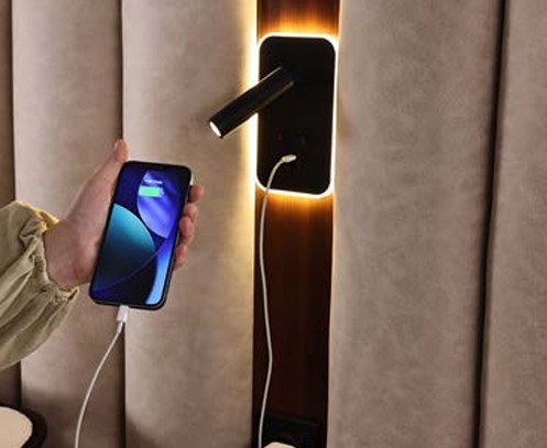 Detail van de leeslamp met USB-oplaadpunt in het hoofdbord van de Noble boxspring